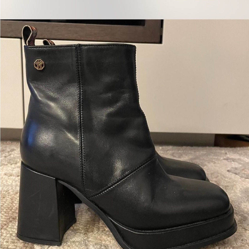 Elegant Black Heeled Boots